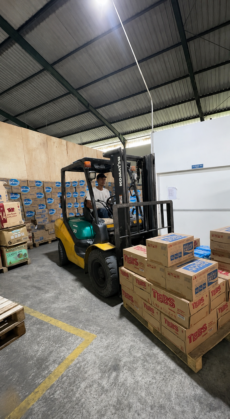 SPK warehouse operator handling FMCG inventory using a forklift